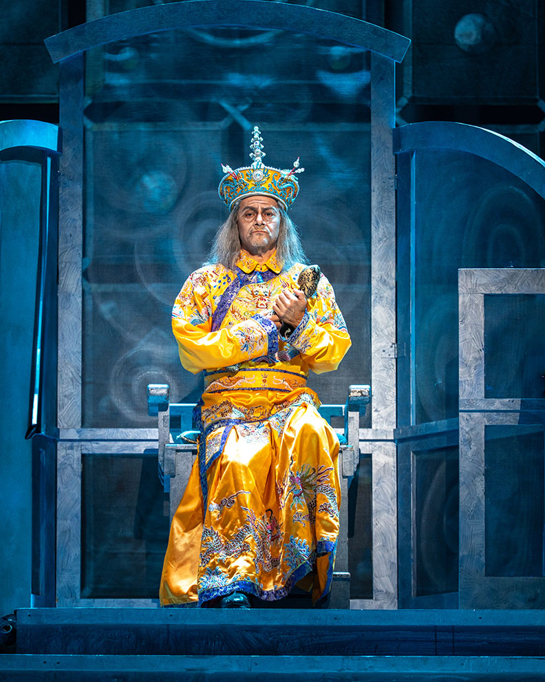 Genaro Méndez as Emperor Altoum in Turandot, photo by Andrew Schwartz